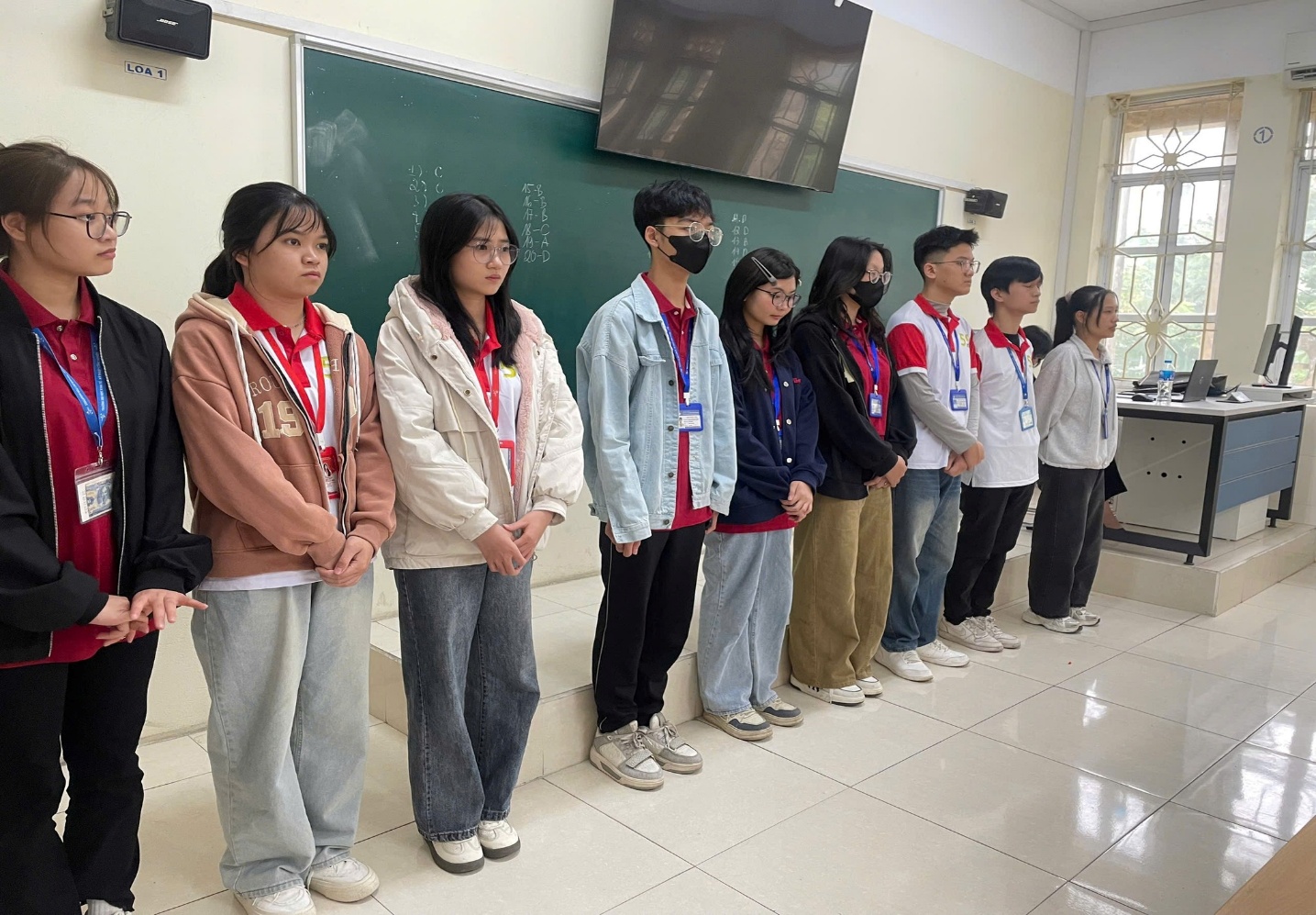 Có thể là hình ảnh về một hoặc nhiều người, mọi người đang học và văn bản