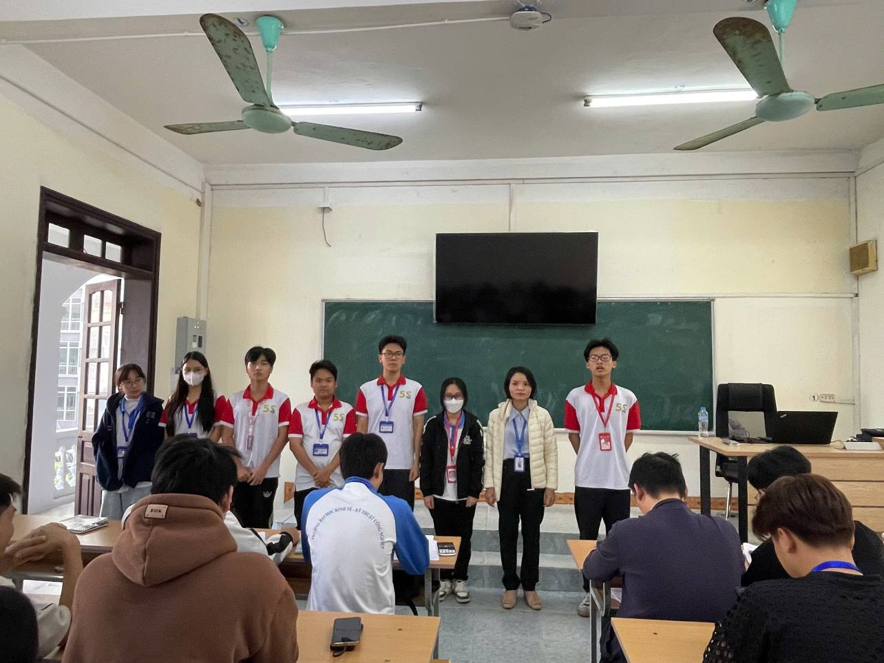 Có thể là hình ảnh về một hoặc nhiều người, mọi người đang học và văn bản