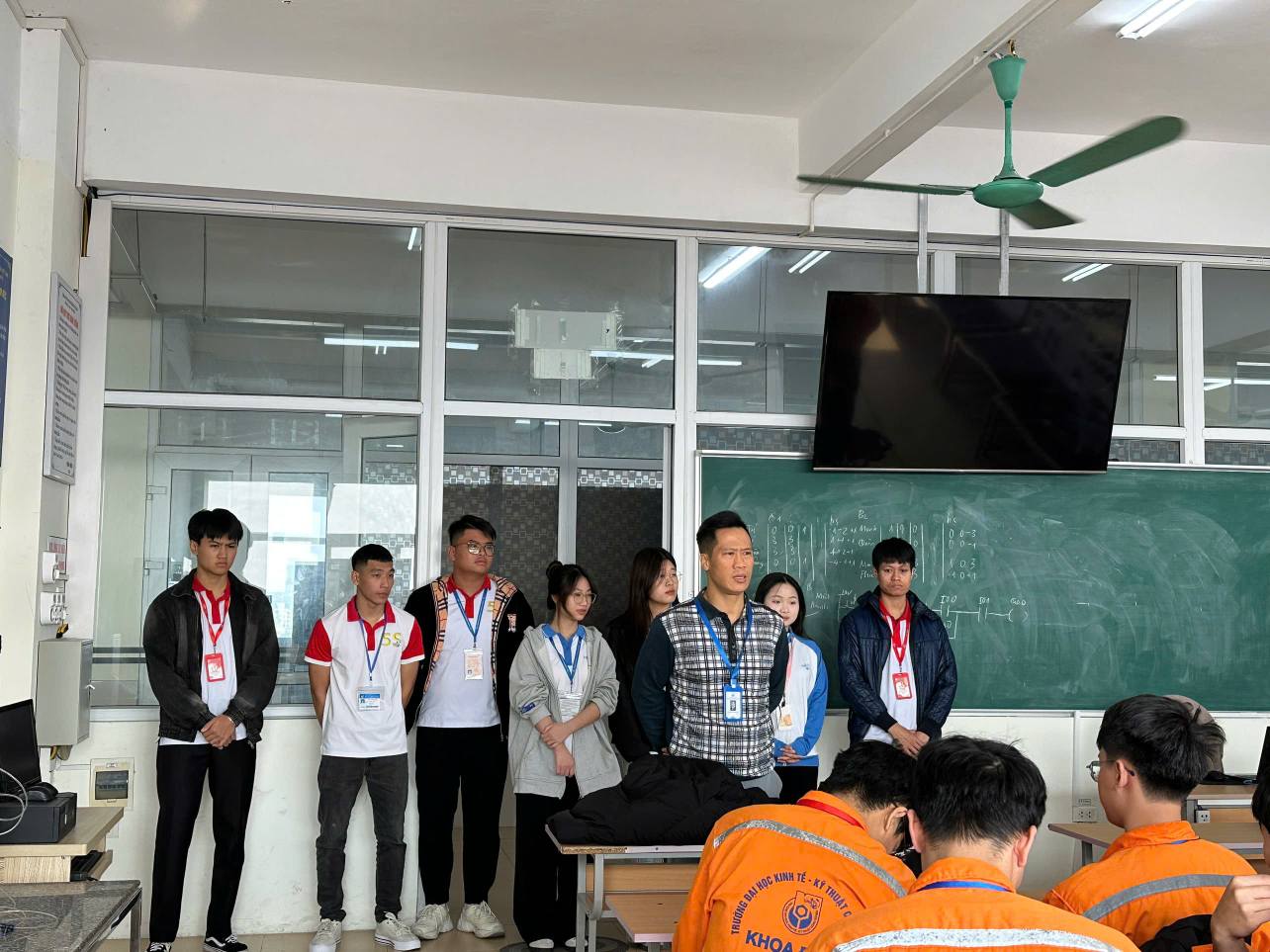 Có thể là hình ảnh về một hoặc nhiều người, mọi người đang học và văn bản