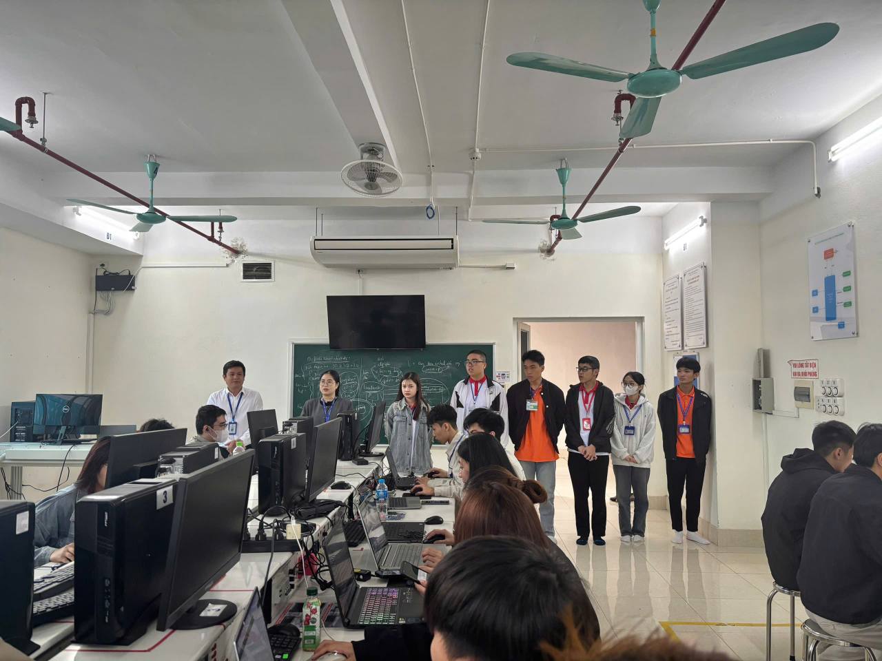 Có thể là hình ảnh về một hoặc nhiều người, mọi người đang học, phòng tin tức và văn bản
