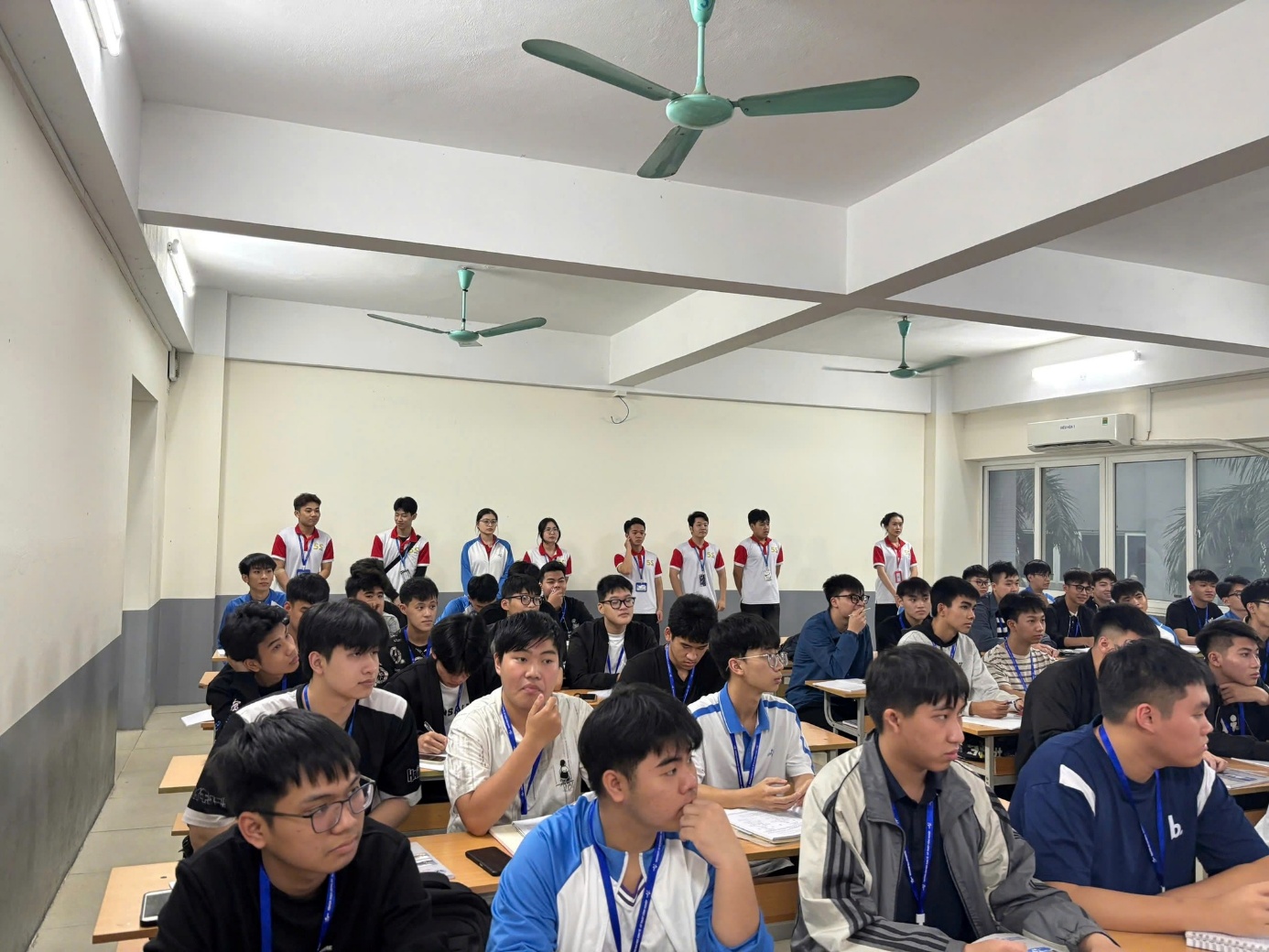 Có thể là hình ảnh về một hoặc nhiều người, mọi người đang học và đám đông