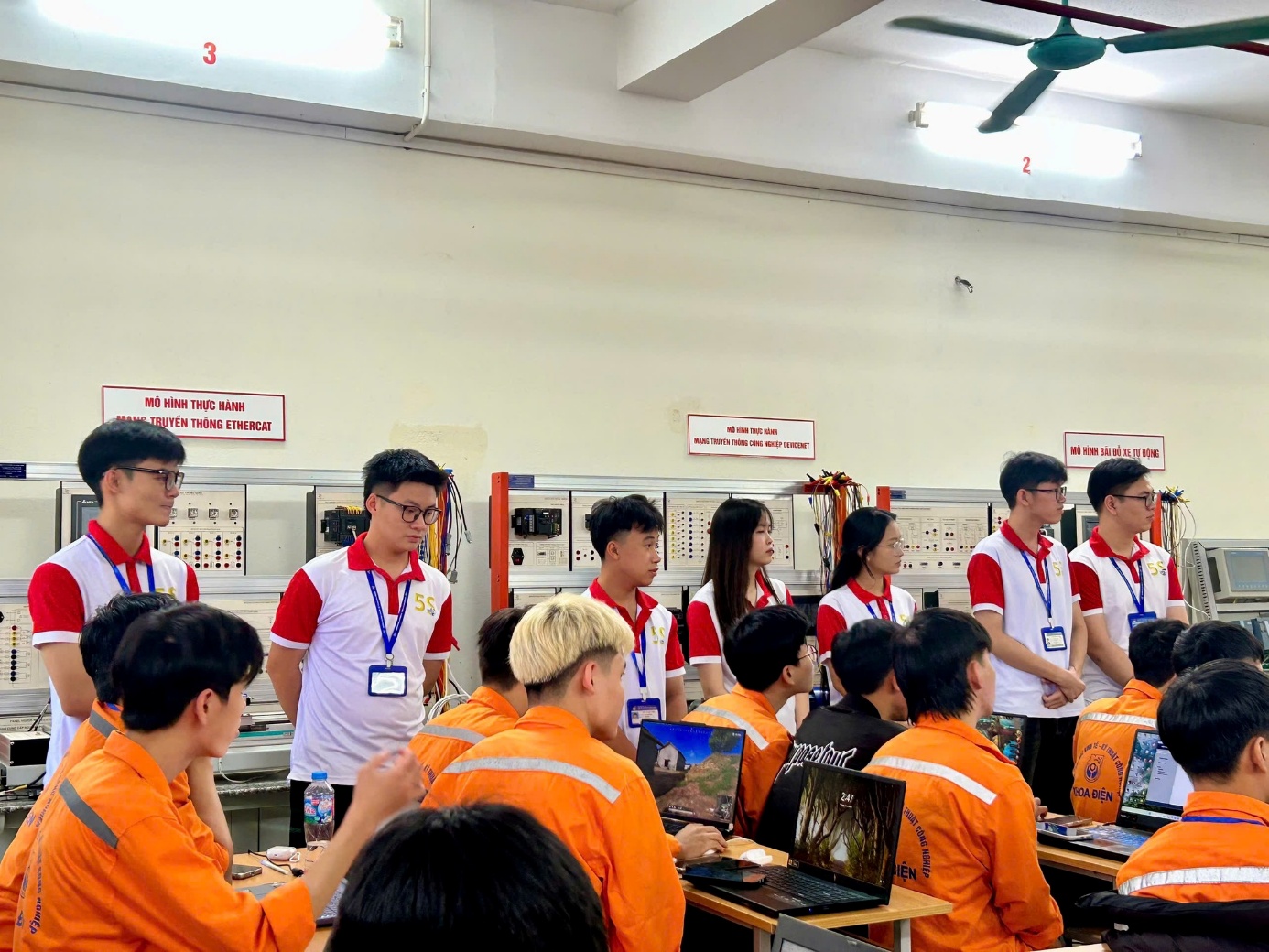 Có thể là hình ảnh về một hoặc nhiều người, mọi người đang học và văn bản