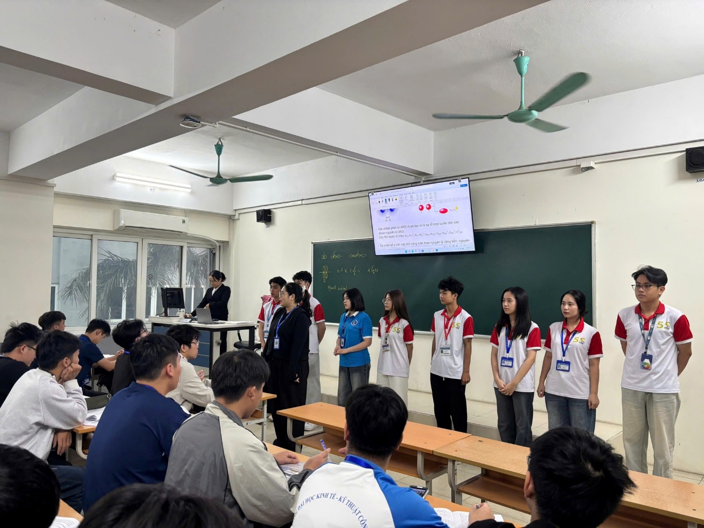 Có thể là hình ảnh về một hoặc nhiều người, mọi người đang học và văn bản