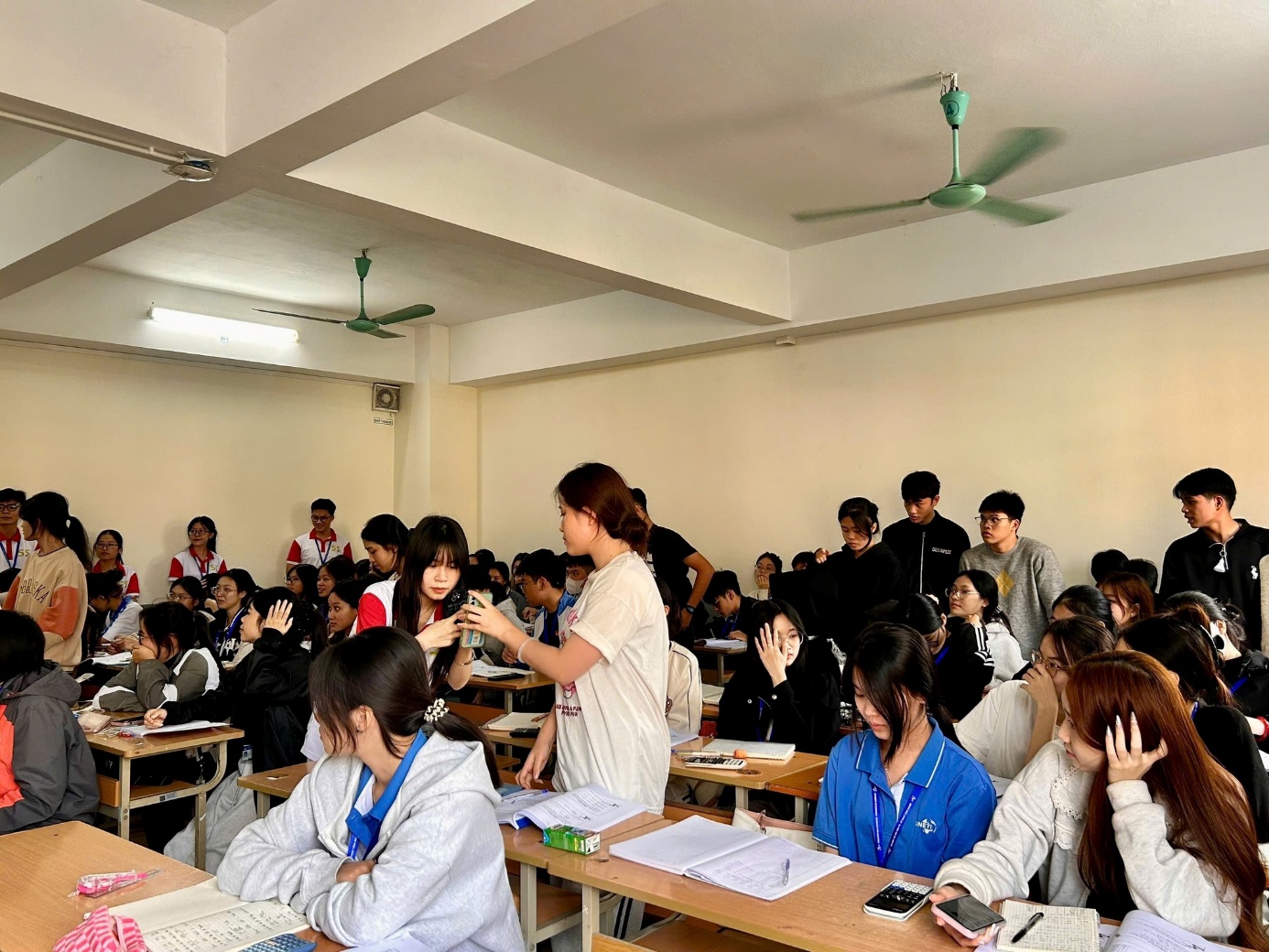 Có thể là hình ảnh về một hoặc nhiều người, mọi người đang học và bệnh viện