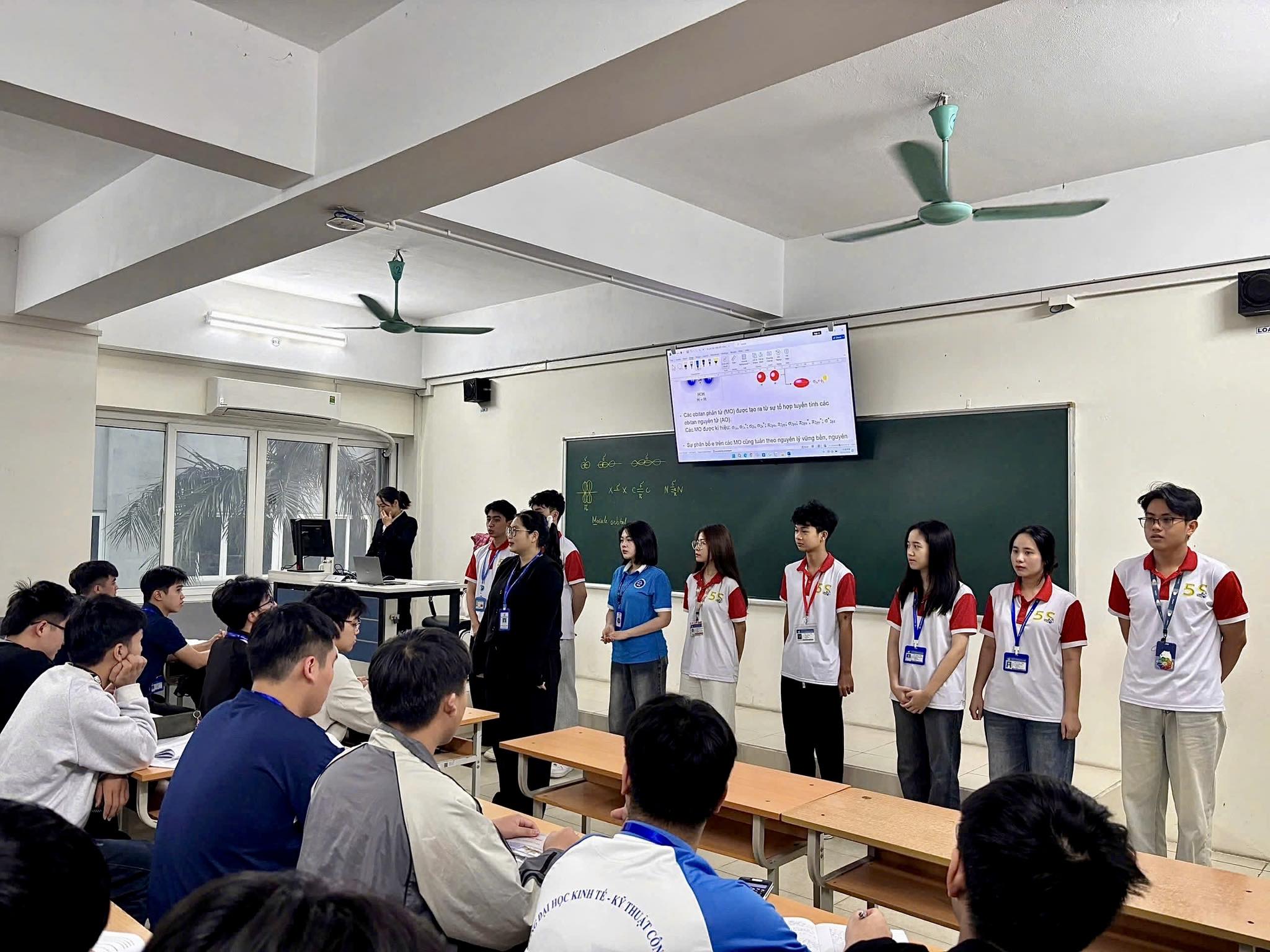 Có thể là hình ảnh về một hoặc nhiều người, mọi người đang học và văn bản