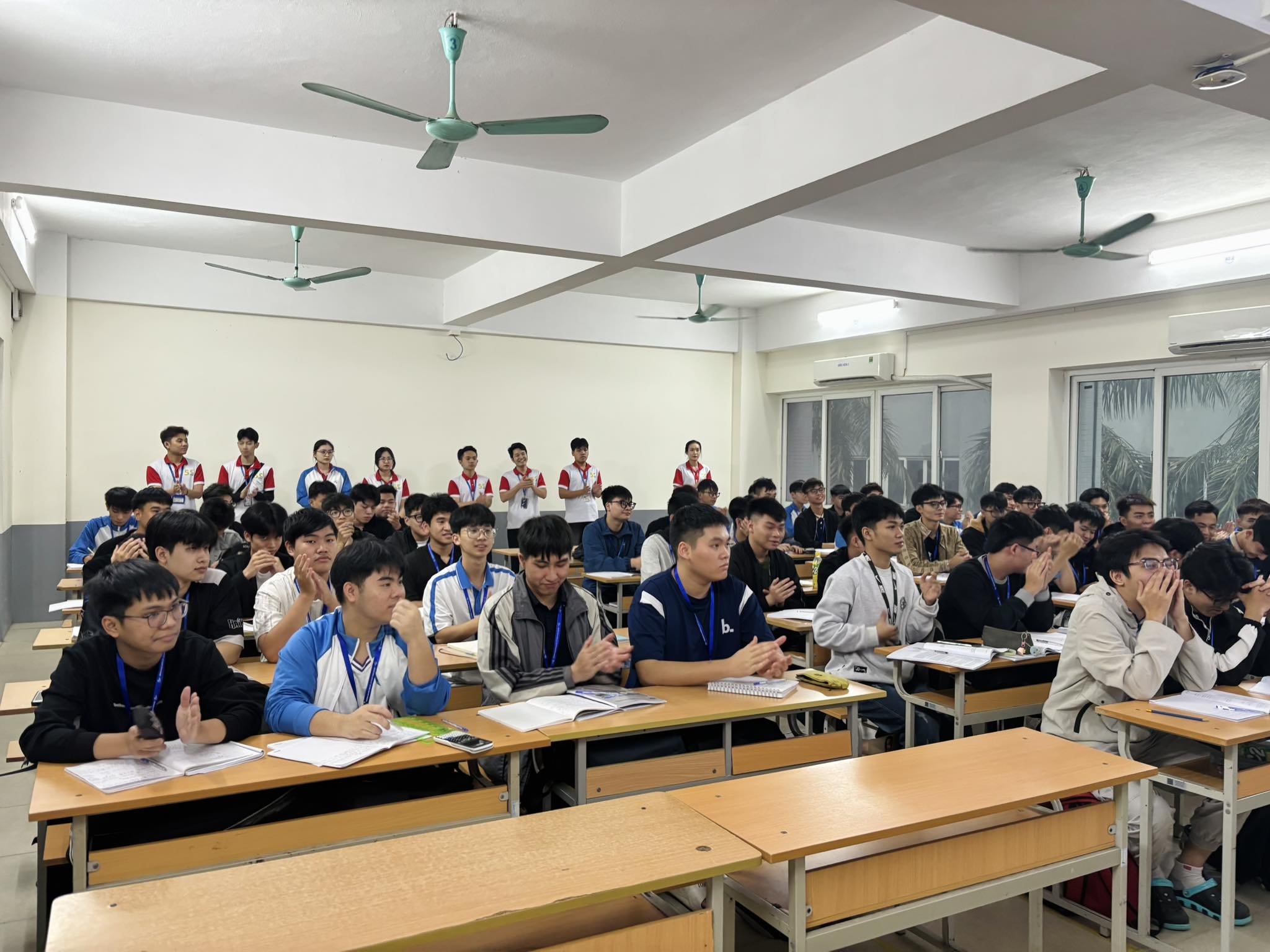 Có thể là hình ảnh về một hoặc nhiều người, mọi người đang học và văn bản