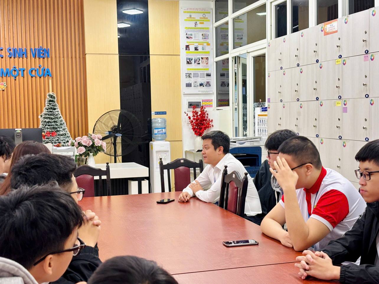 Có thể là hình ảnh về một hoặc nhiều người, mọi người đang học, bàn cờ, bàn và văn bản