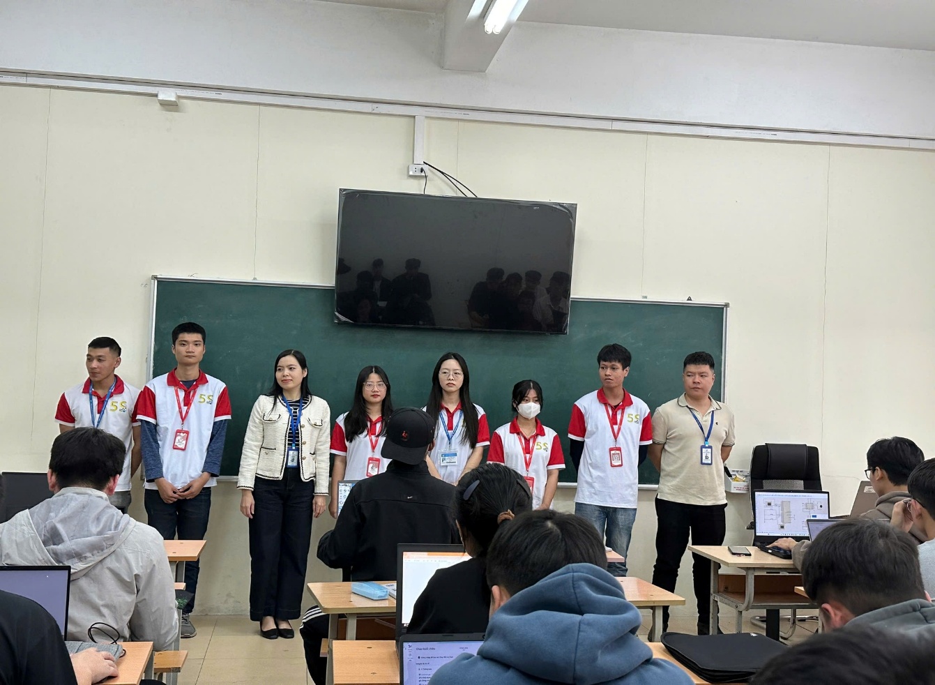 Có thể là hình ảnh về một hoặc nhiều người, mọi người đang học và văn bản
