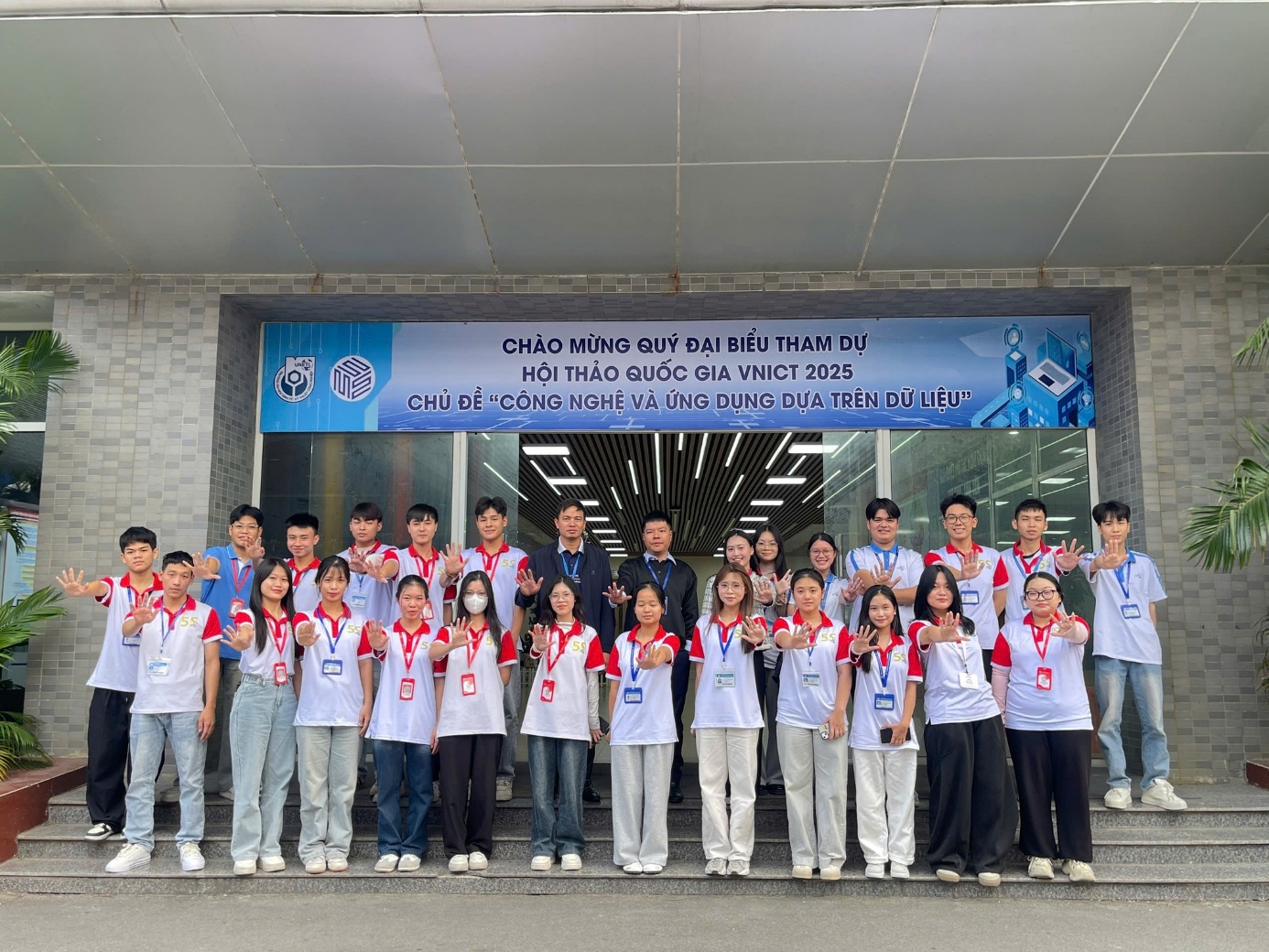 Có thể là hình ảnh về một hoặc nhiều người, mọi người đang chơi bóng rổ và văn bản cho biết 'CHÀO MỪNG QUÝ ĐẠI BIỂU THAM DỰ HỘI THẢO QUỐC GIA VNICT 2025 CHỦ ĐỂ "CÔNG NGHỆ VÀ ỨNG DỤNG DỰA TRÊN DỮ LIỆU" DNSN'