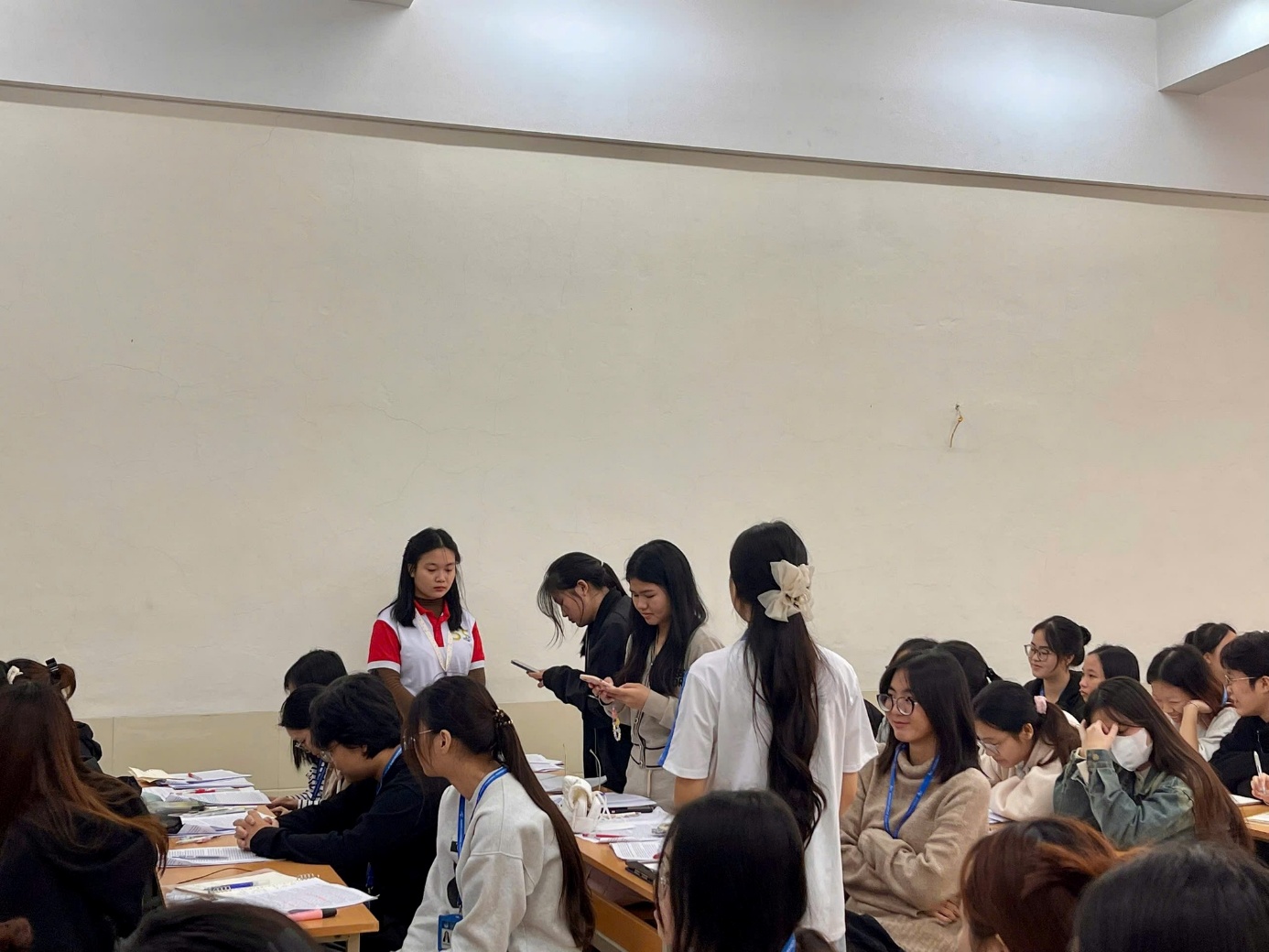 Có thể là hình ảnh về một hoặc nhiều người và mọi người đang học