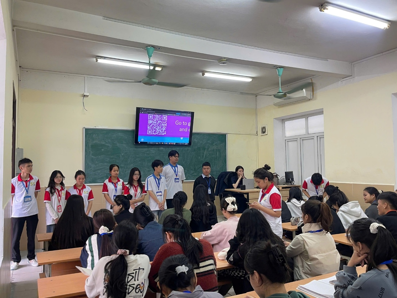 Có thể là hình ảnh về một hoặc nhiều người và mọi người đang học
