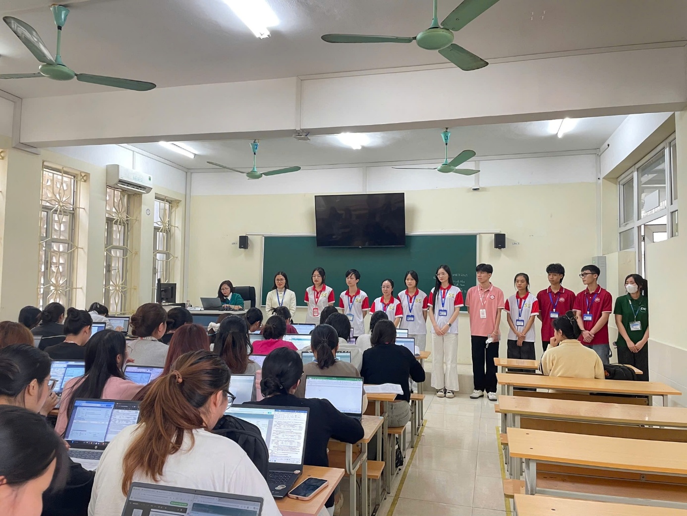 Có thể là hình ảnh về một hoặc nhiều người và mọi người đang học