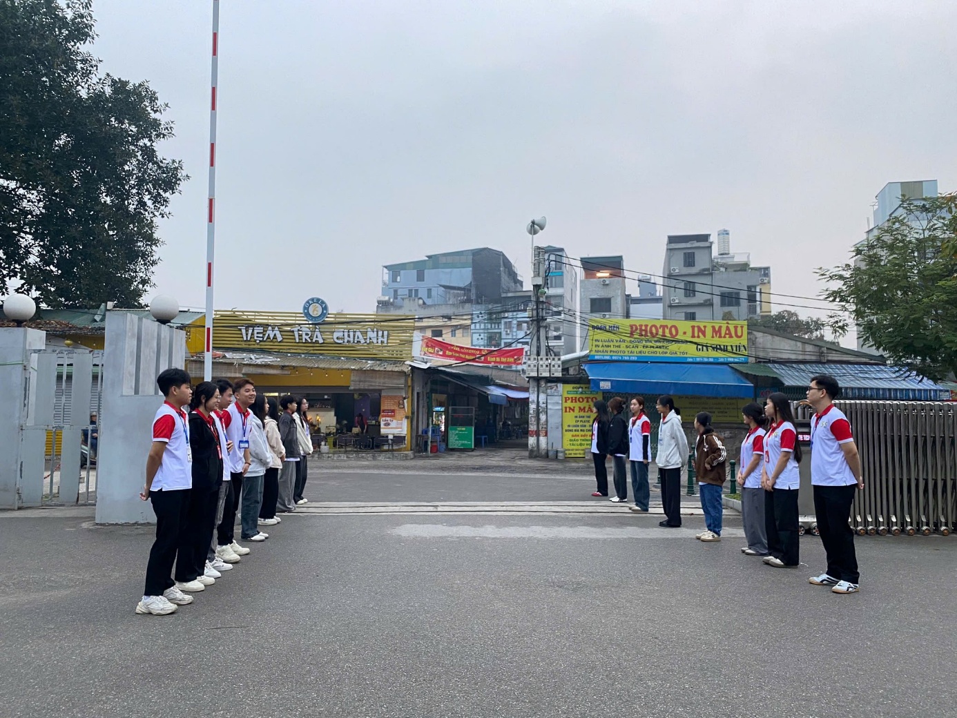 Có thể là hình ảnh về một hoặc nhiều người và văn bản cho biết 'VEMTRA-CHANH VEMTRA TRA CHANH VỆM V PHOTO. PHOTO-INMAU IN MAU CTyAA3ИT'