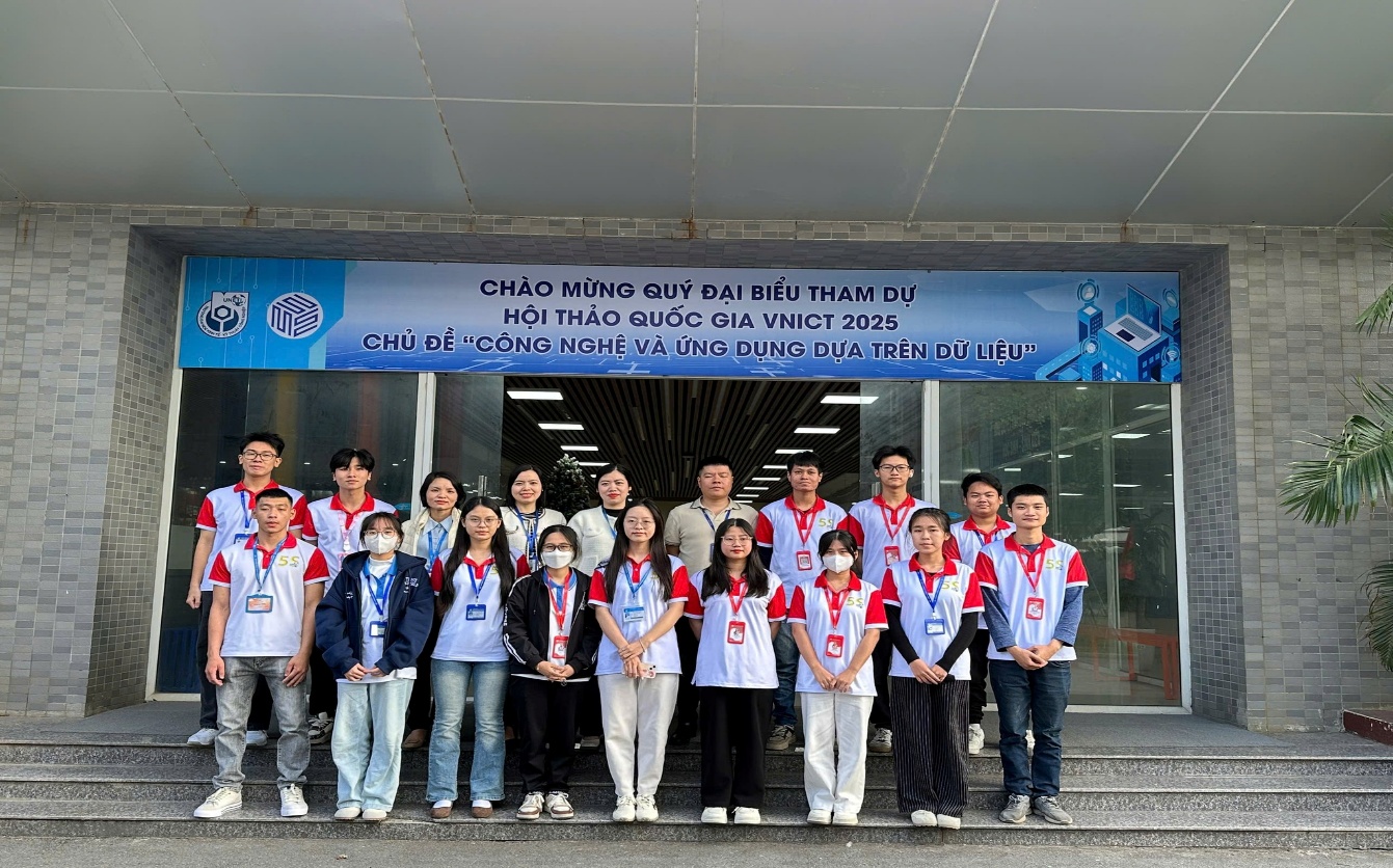 Có thể là hình ảnh về một hoặc nhiều người và văn bản cho biết 'O う CHÀO MƯNG QUÝ ĐẠI BIỂU THAM DỰ HỘI THẢO QUỐC GIA VNICT 2025 CHỦ ĐỀ "CÔNG NGHỆ VÀ ỨNG DỤNG DỰA TRÊNDỮ LIỆU"'