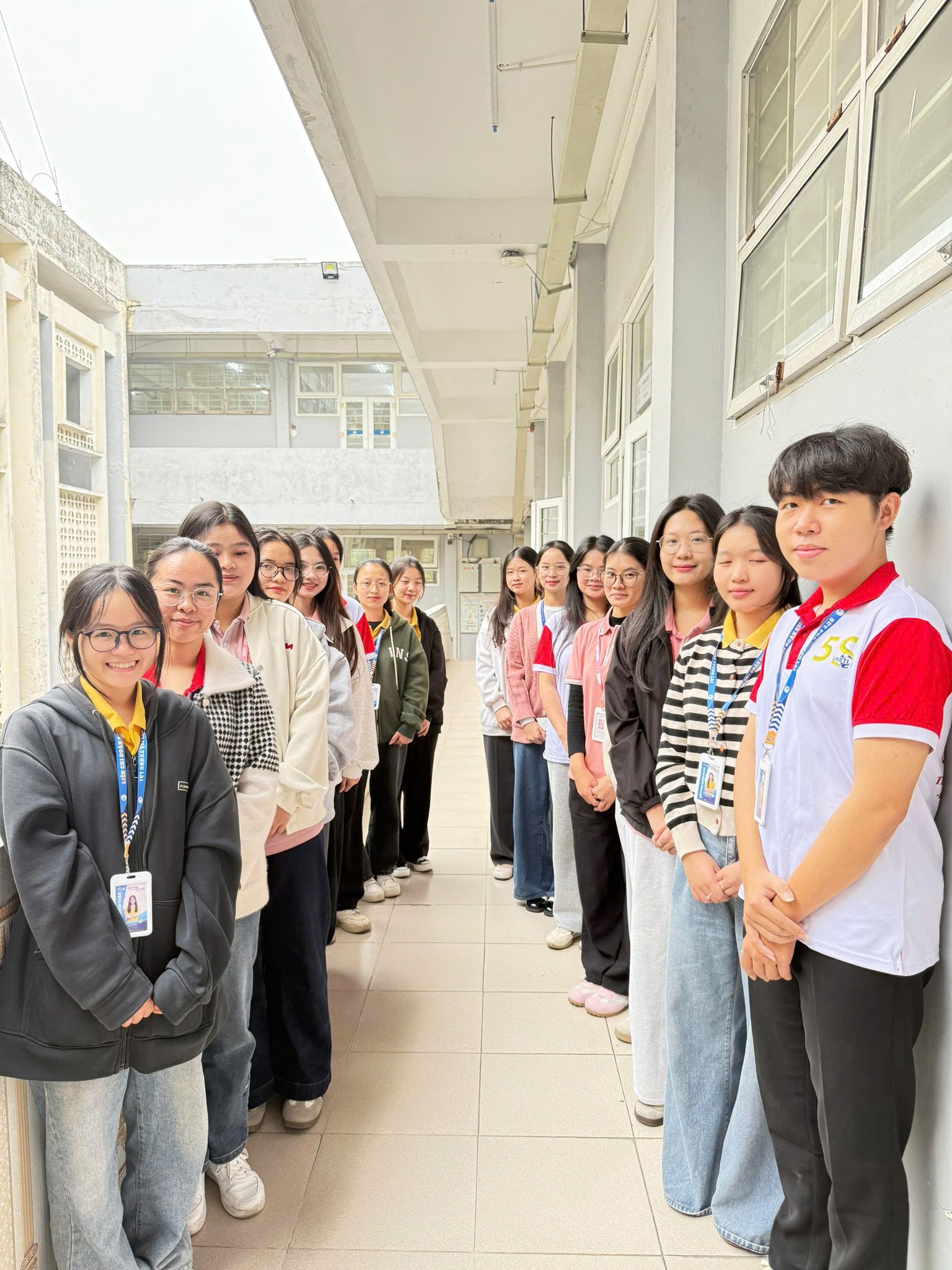 Có thể là hình ảnh về một hoặc nhiều người và văn bản