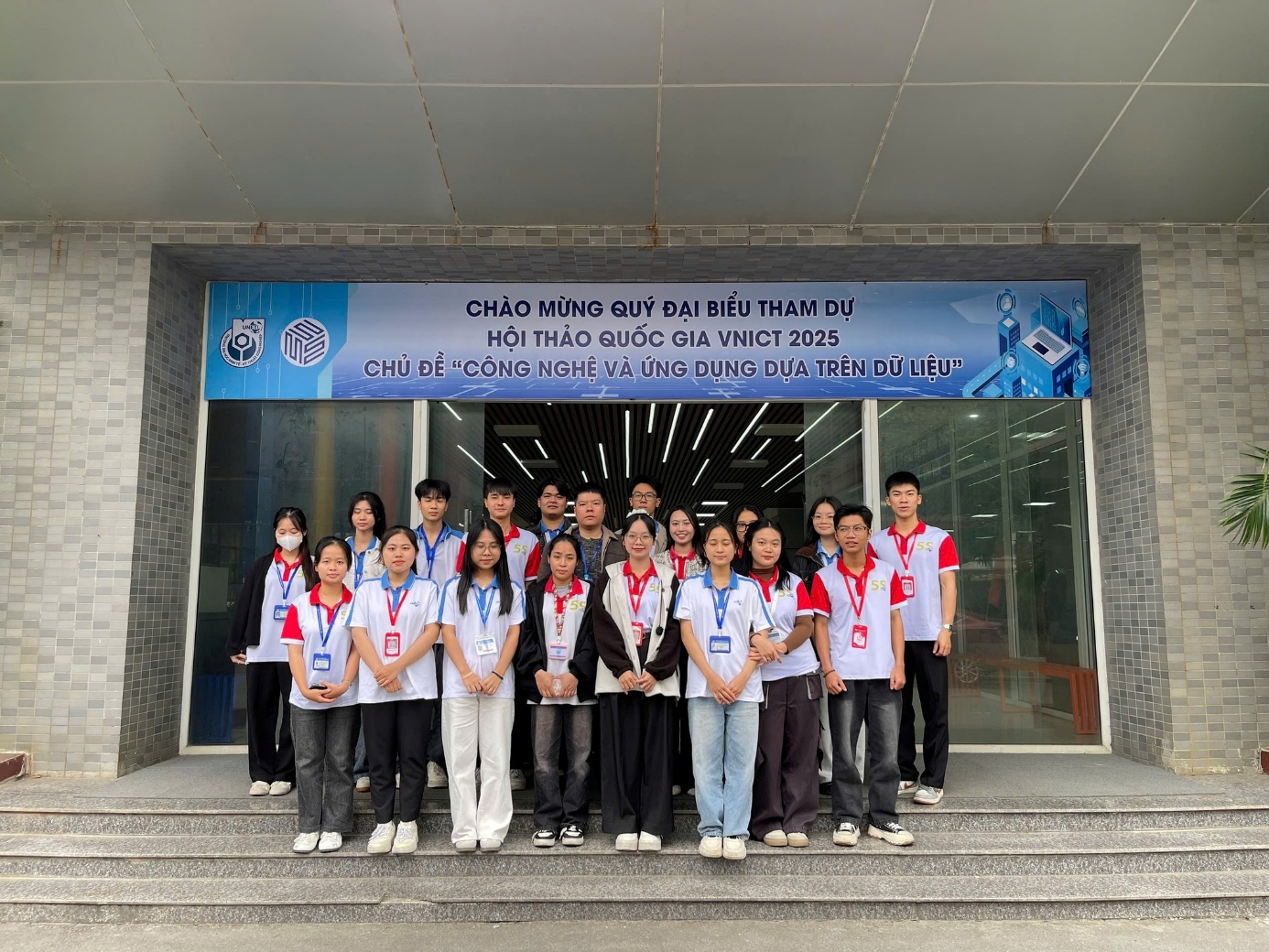 Có thể là hình ảnh về một hoặc nhiều người và văn bản cho biết 'CHÀO MỪNG QUÝ ĐẠI BIỂU THAM DỰ HỘI THẢO QUỐC GIA VNICT 2025 CHỦ ĐỀ "CÔNG NGHỆ VÀ ỨNG DỤNG DỰA TRÊN DỮ LIỆU" 回'