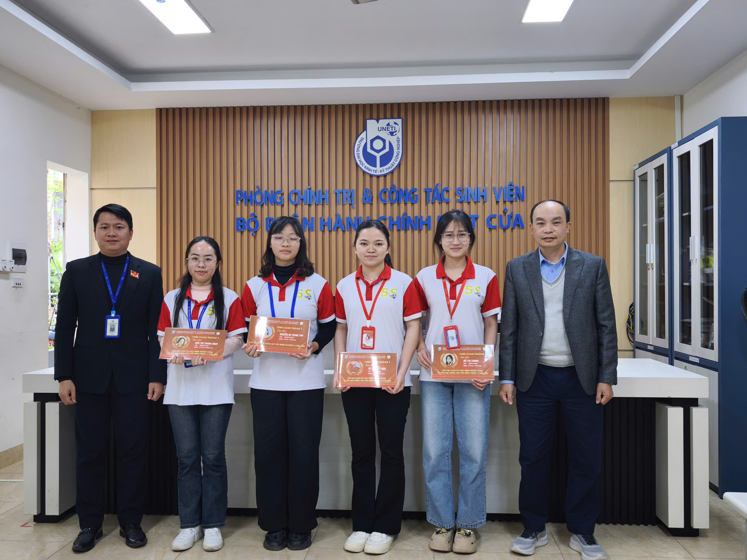 A group of people holding awards

Description automatically generated