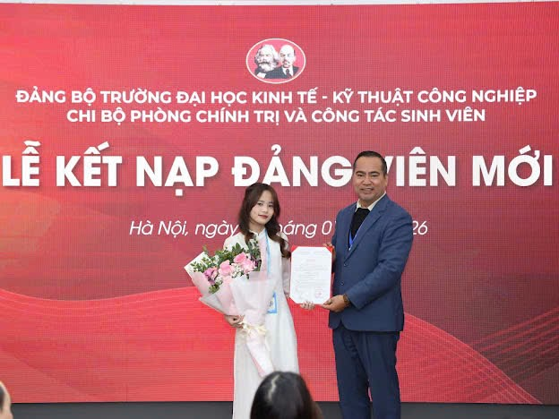 A person and person holding flowers and a certificate
Description automatically generated