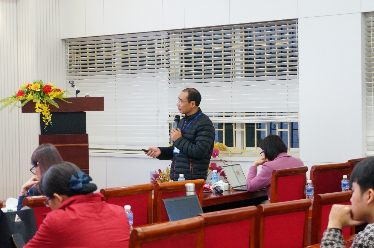 A person giving a presentation

Description automatically generated