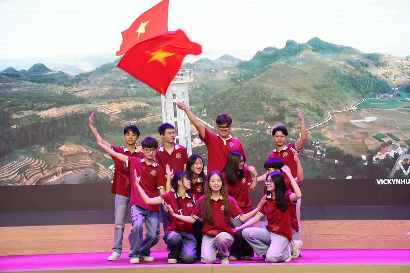 A group of people posing for a photo
AI-generated content may be incorrect.