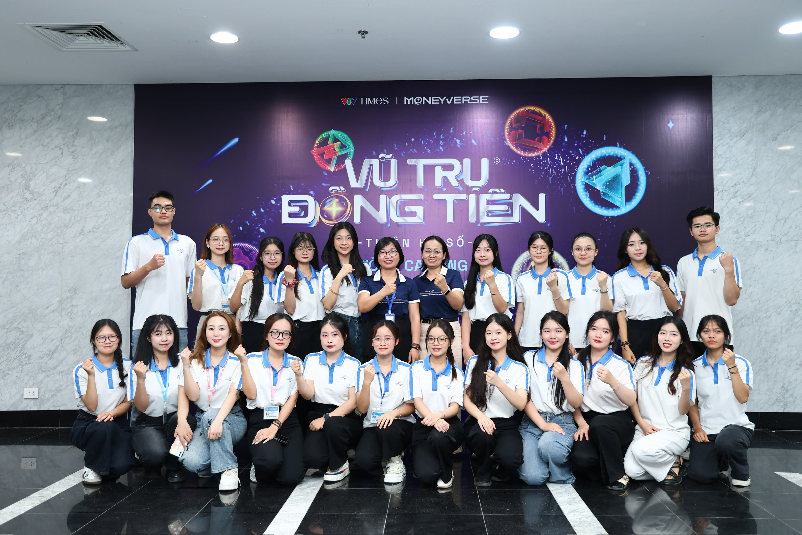 Ảnh có chứa trang phục, người, cười, tường Mô tả được tạo tự động