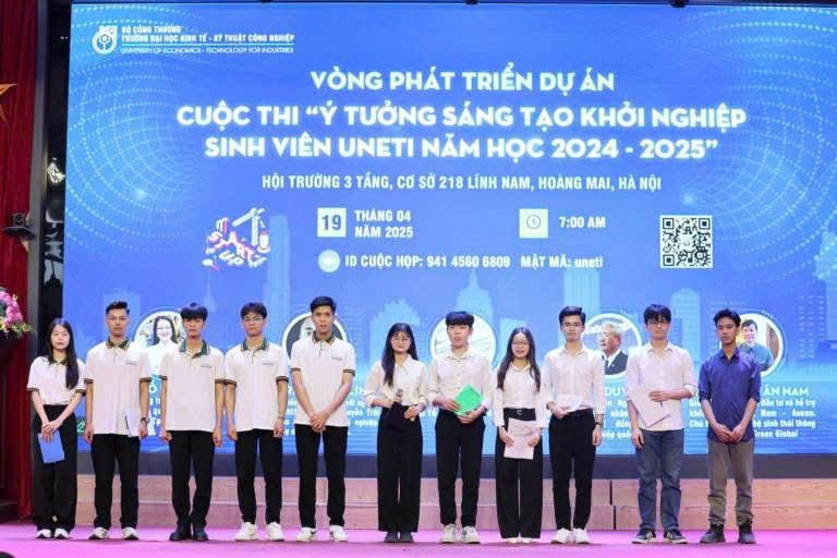 Ảnh có chứa trang phục, văn bản, người, phụ nữ Mô tả được tạo tự động