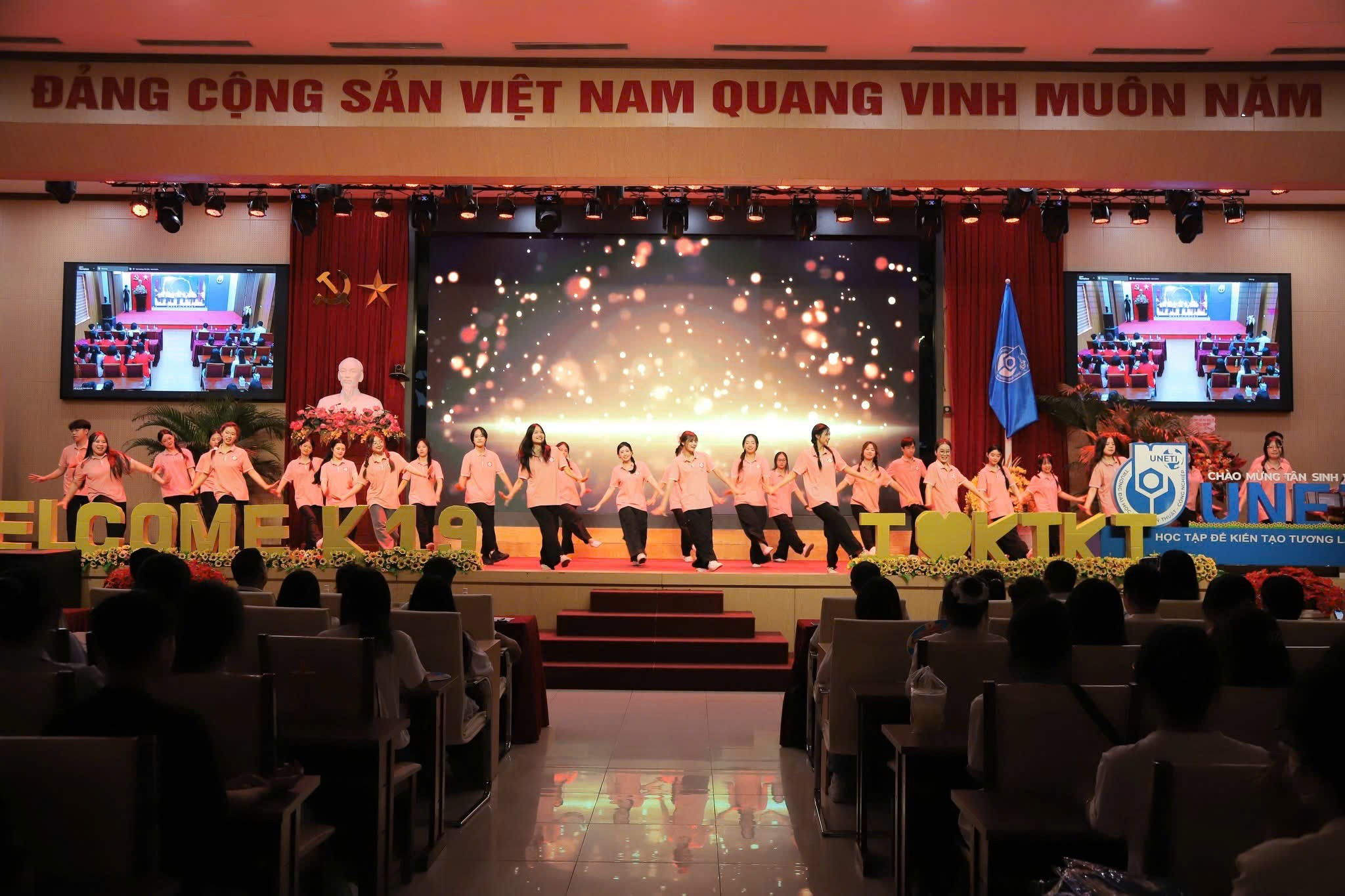 Ảnh có chứa trong nhà, thính phòng, Nhà hát, sân khấu Mô tả được tạo tự động