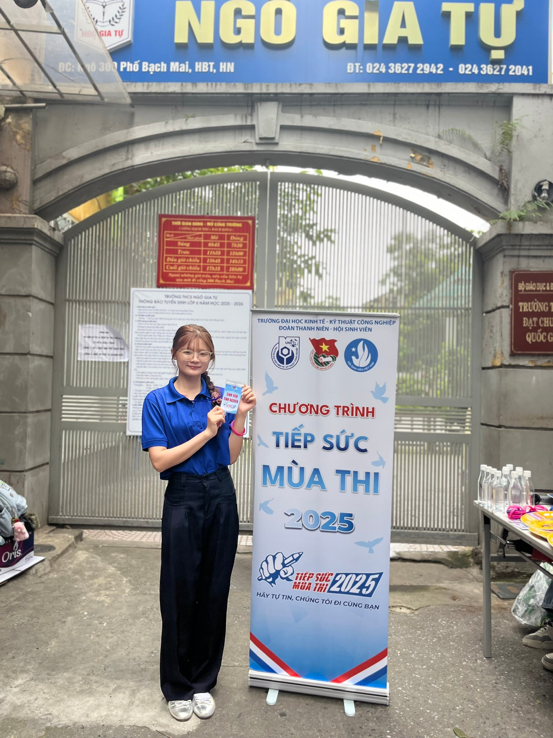 Ảnh có chứa văn bản, trang phục, giày dép, người Mô tả được tạo tự động