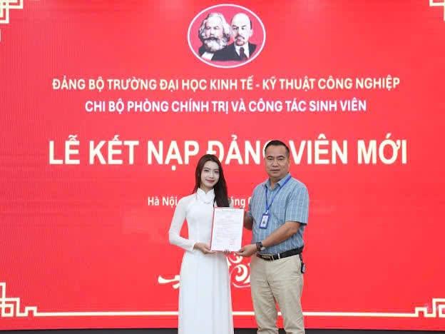 A person and person holding a piece of paper
Description automatically generated