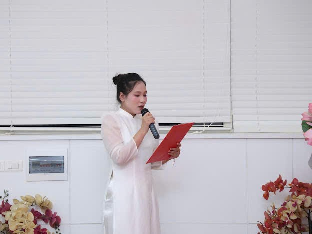 A person holding a microphone and holding a clipboard
Description automatically generated