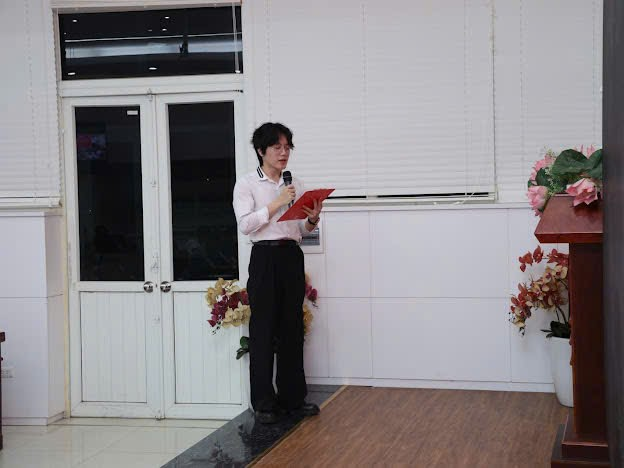 A person holding a microphone
Description automatically generated