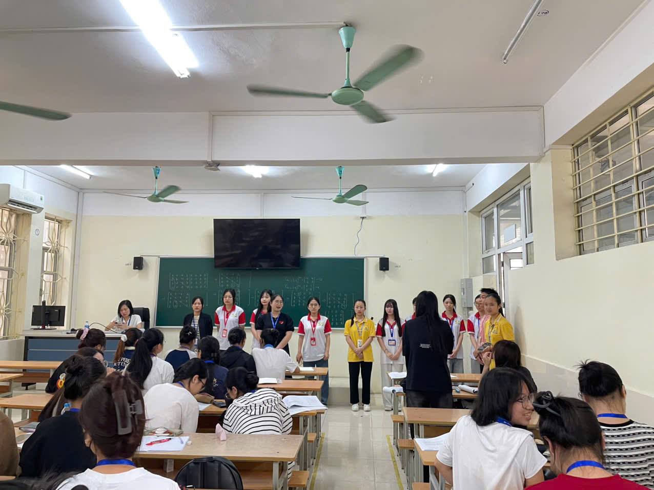 Có thể là hình ảnh về học tập