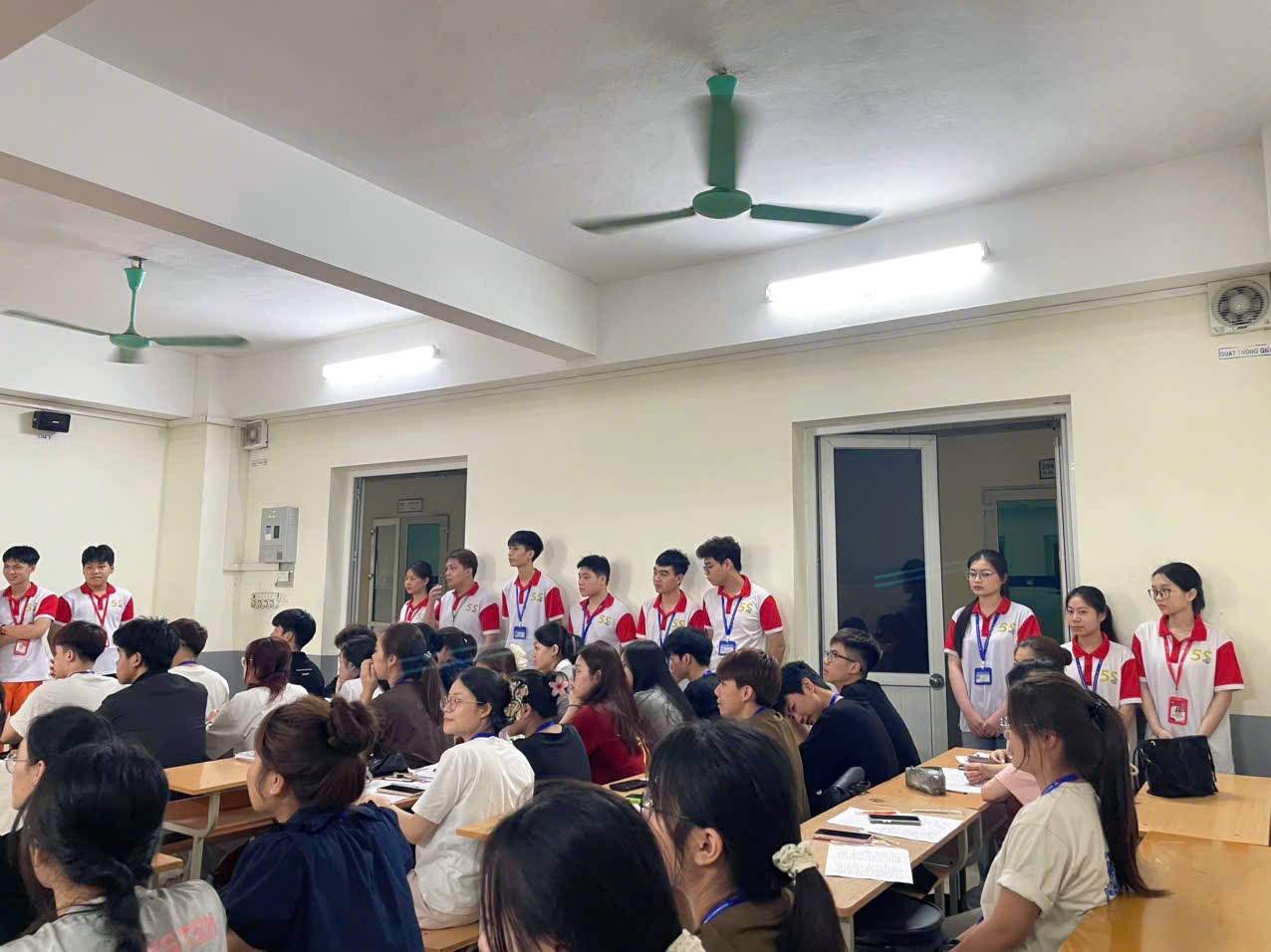 Có thể là hình ảnh về học tập