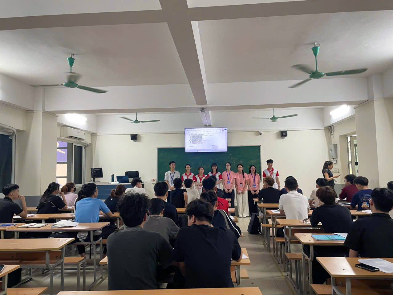 Có thể là hình ảnh về học tập