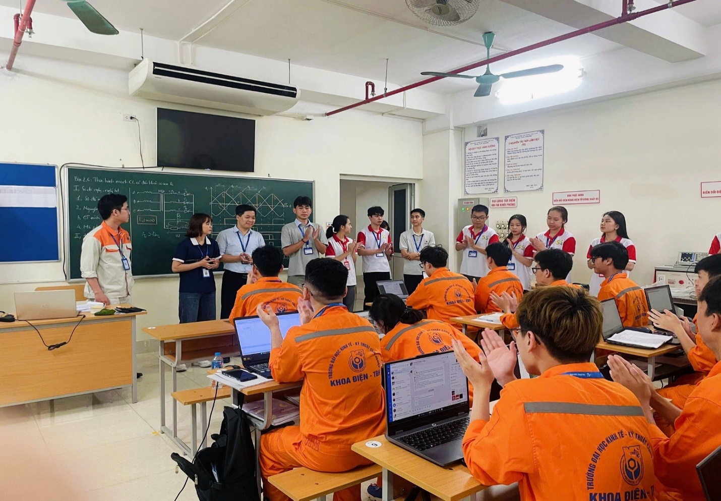 Có thể là hình ảnh về học tập và văn bản