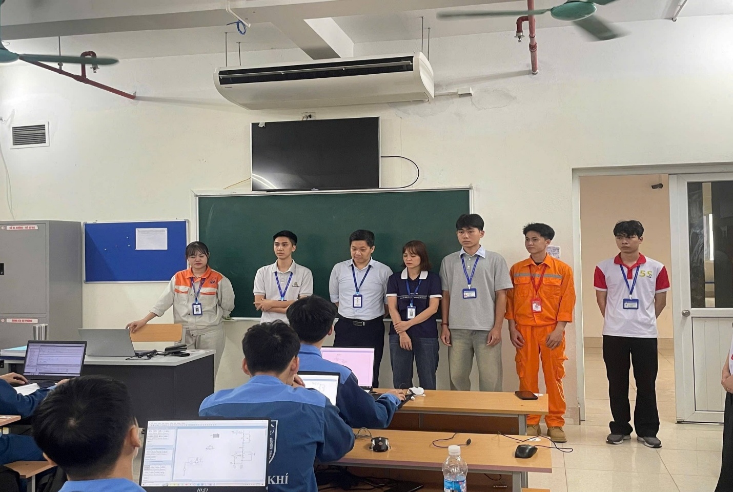 Có thể là hình ảnh về học tập và văn bản