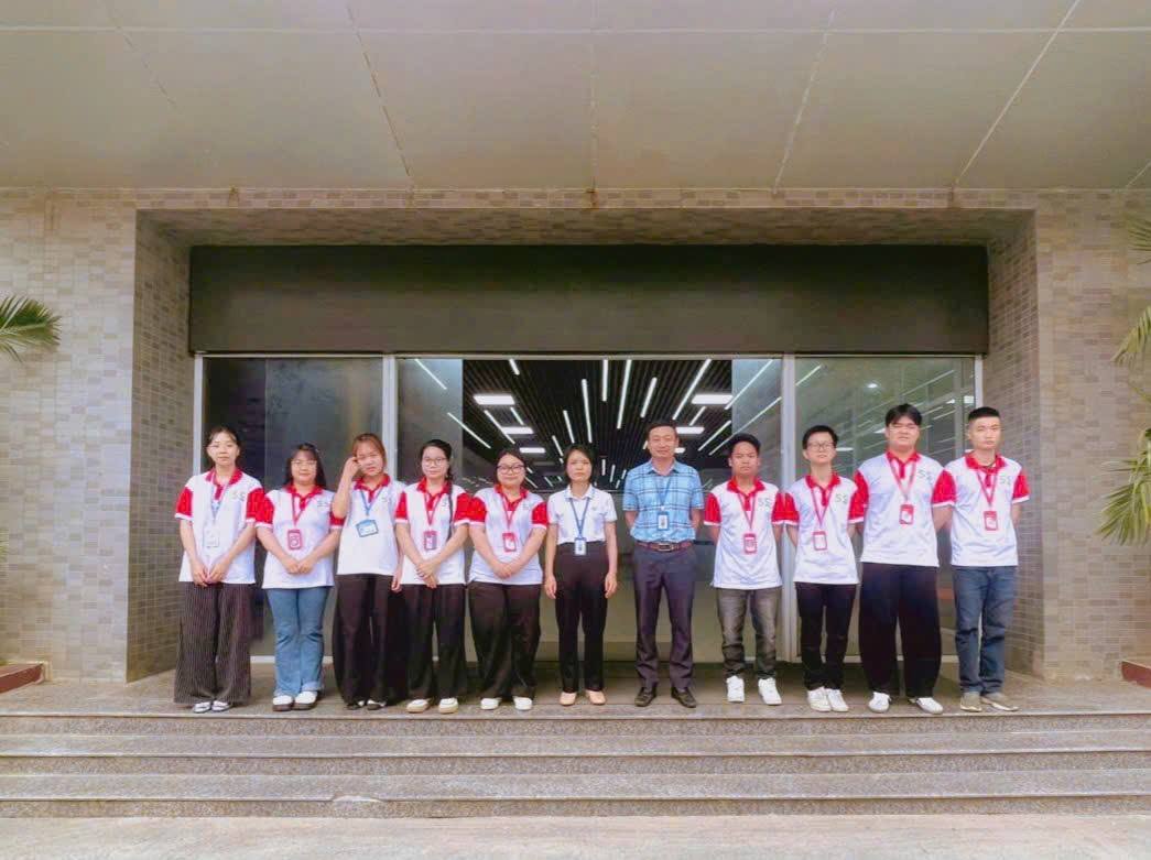 Có thể là hình ảnh về một hoặc nhiều người