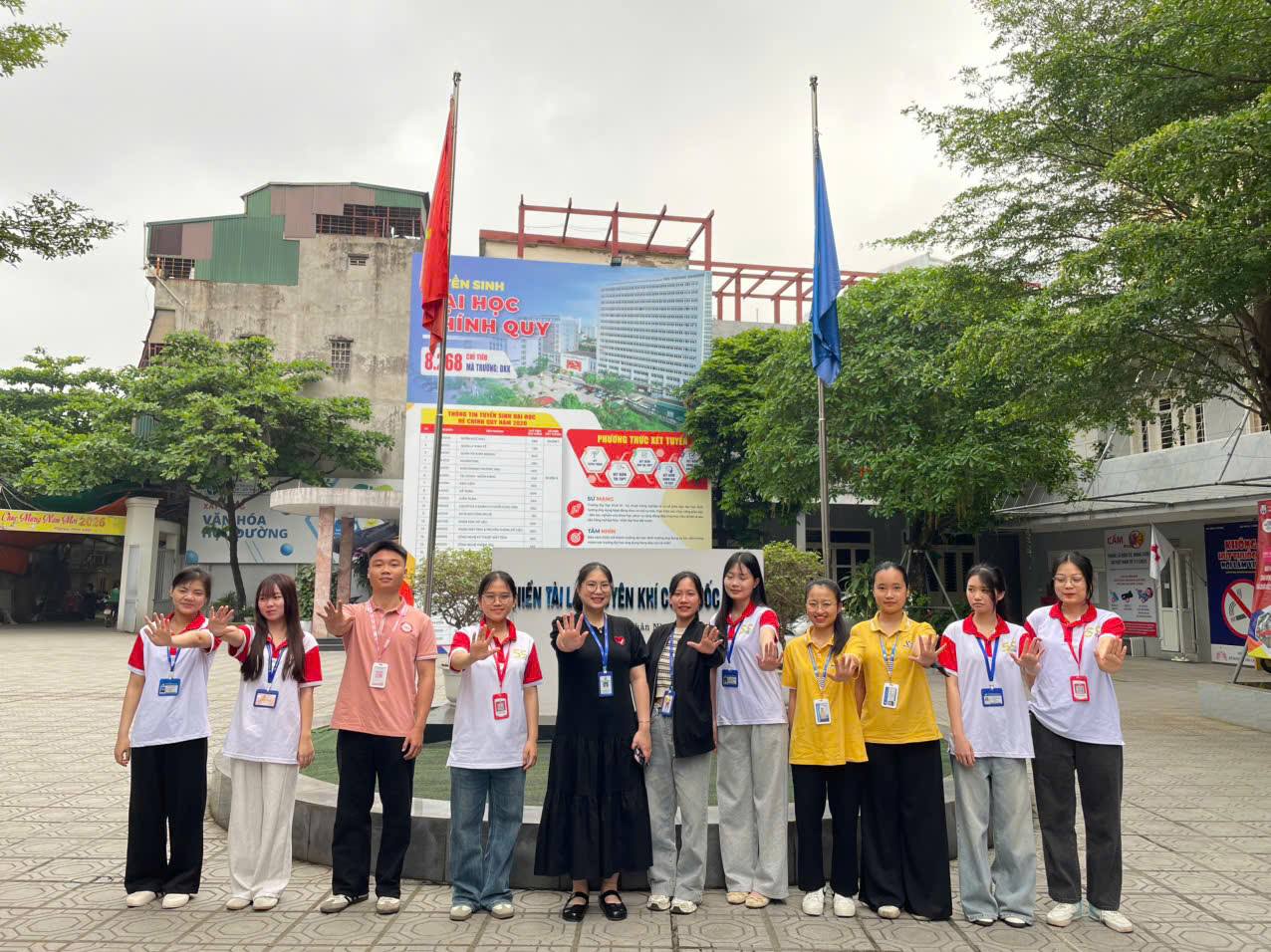 Có thể là hình ảnh về một hoặc nhiều người, bệnh viện và văn bản
