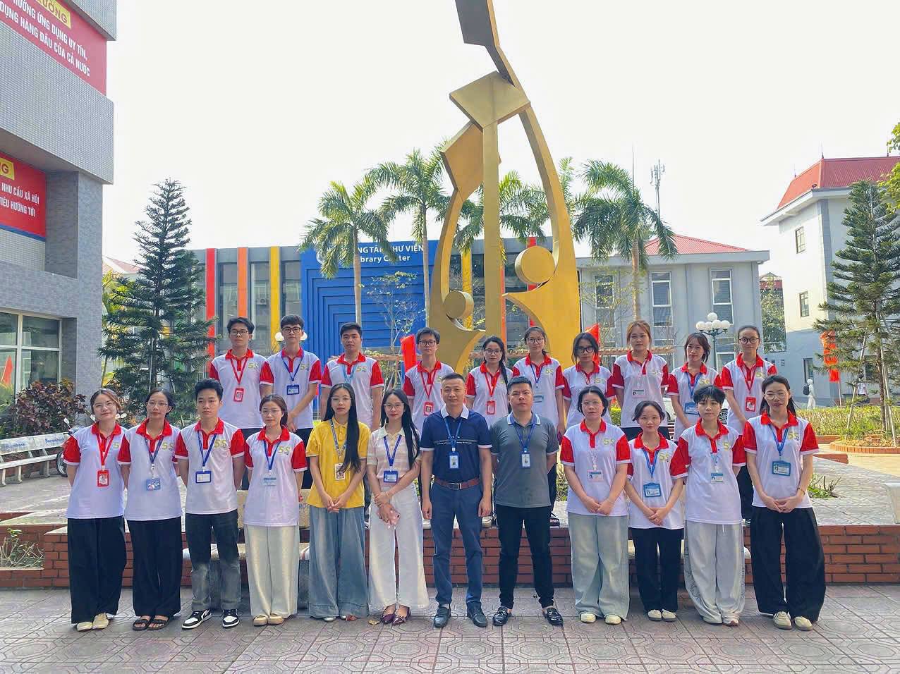 Có thể là hình ảnh về một hoặc nhiều người, bệnh viện và văn bản