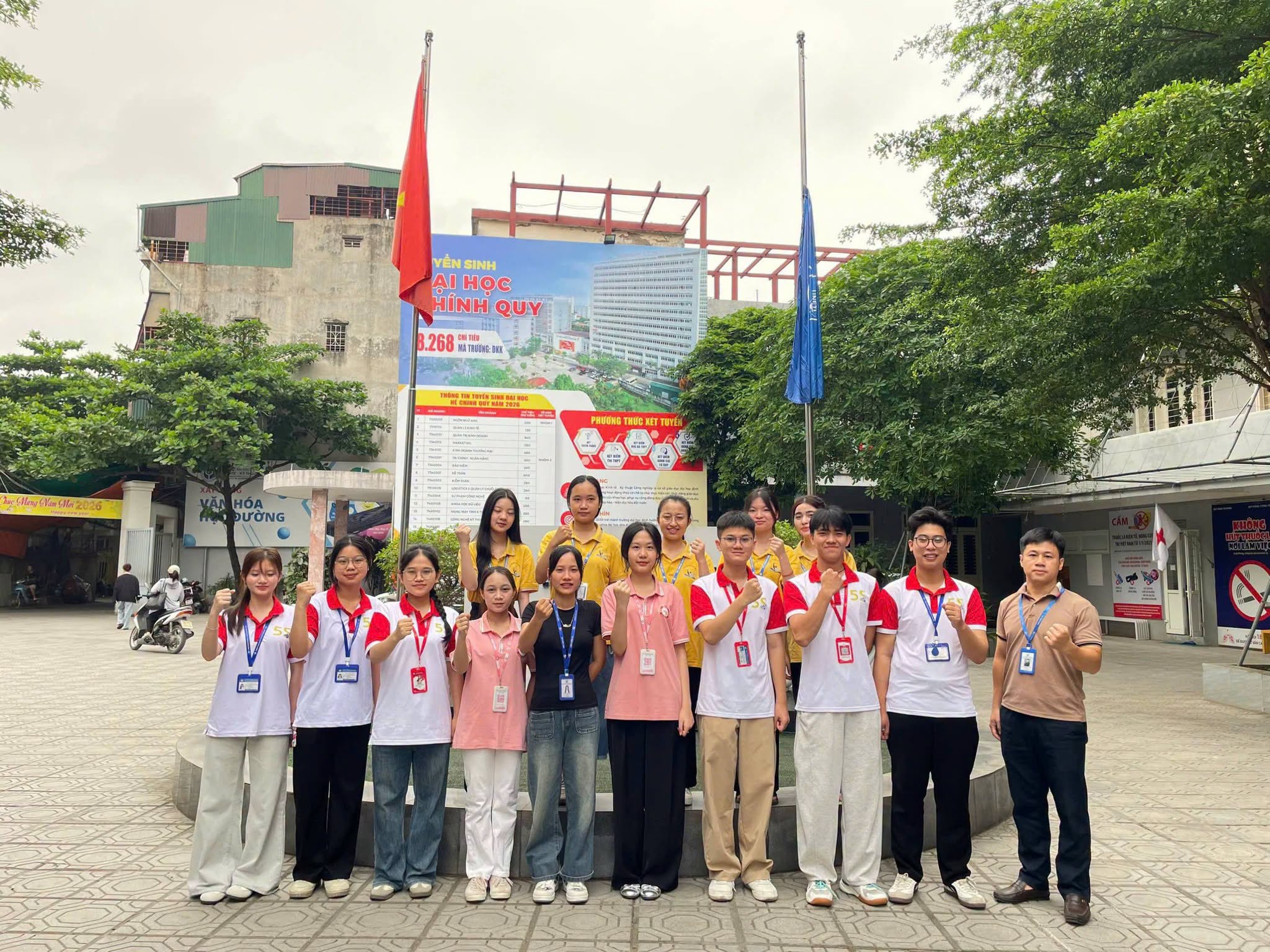 Có thể là hình ảnh về một hoặc nhiều người, bệnh viện và văn bản