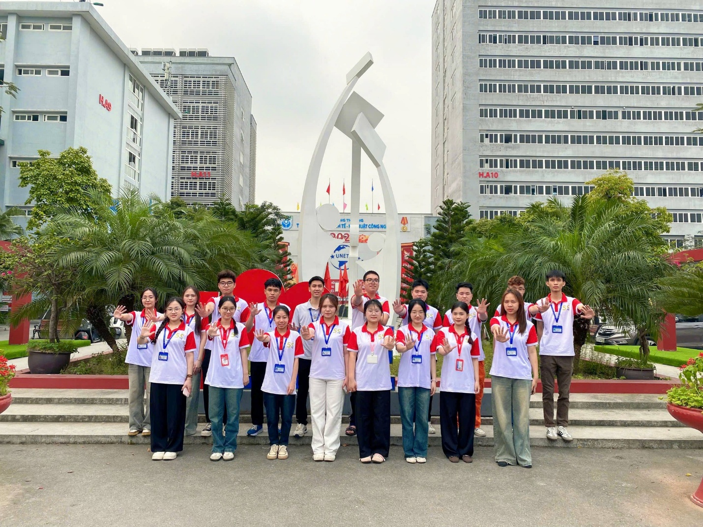 Có thể là hình ảnh về một hoặc nhiều người, đài kỷ niệm, bệnh viện và văn bản