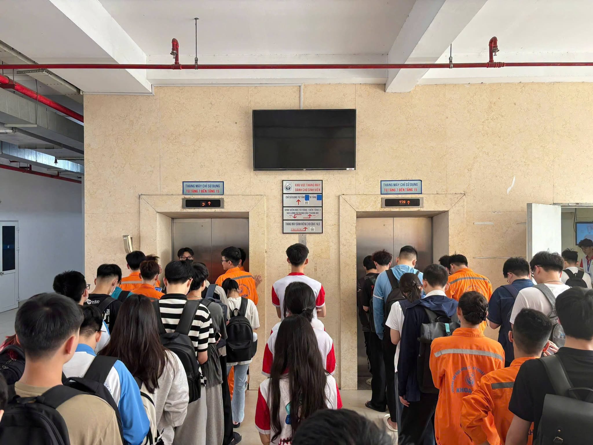 Có thể là hình ảnh về một hoặc nhiều người, đám đông và văn bản