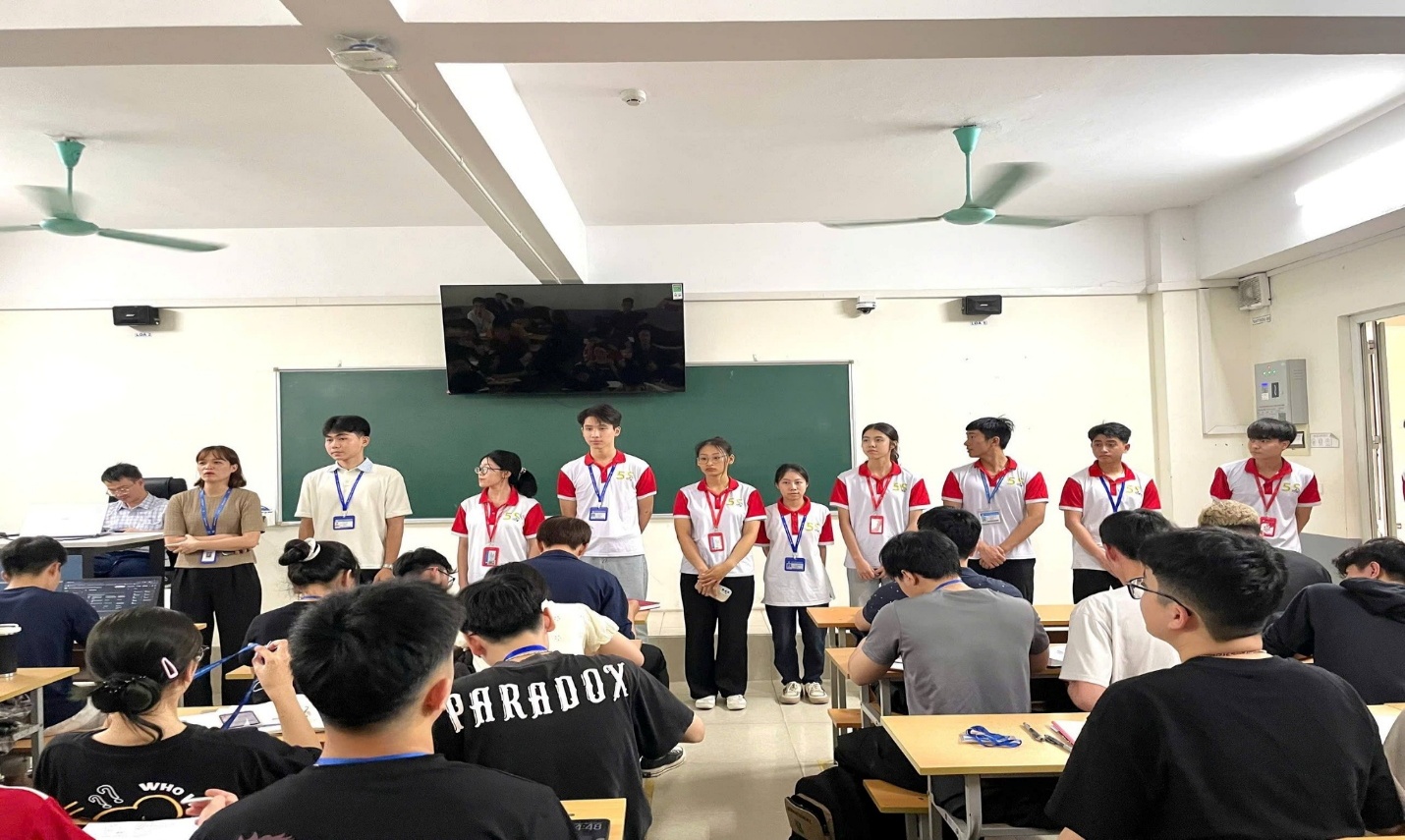 Có thể là hình ảnh về một hoặc nhiều người, mọi người đang học và văn bản cho biết 'ى WHO PARADOX 노리이'