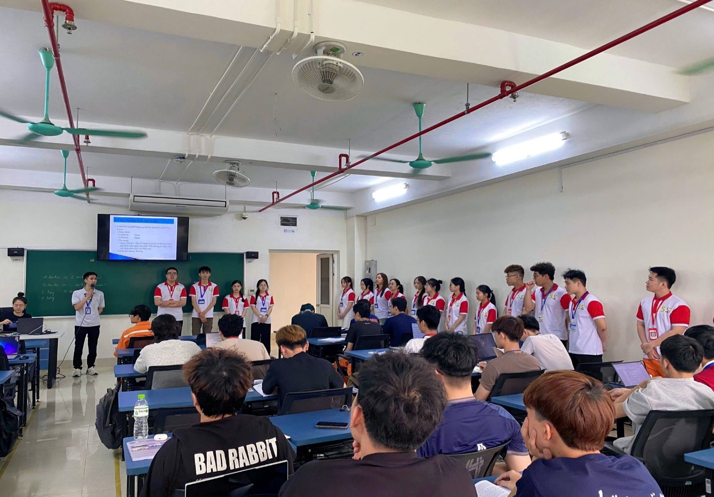 Có thể là hình ảnh về ‎một hoặc nhiều người, mọi người đang học và ‎văn bản cho biết '‎ي Am HG 0 BADRABBIT BAD RABBIT 乐‎'‎‎