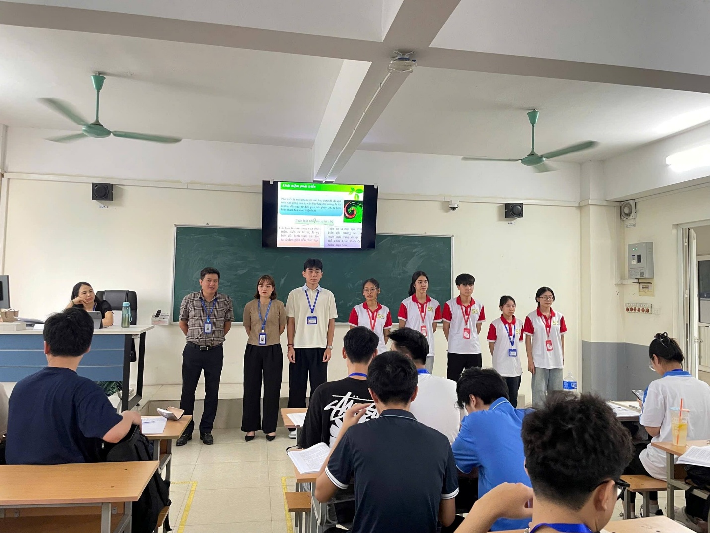 Có thể là hình ảnh về một hoặc nhiều người, mọi người đang học và văn bản
