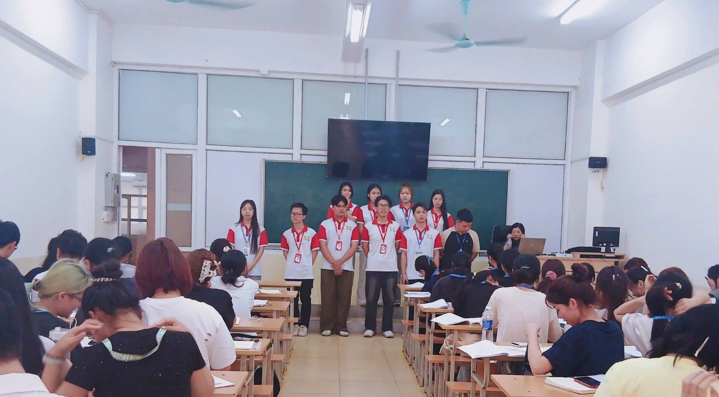 Có thể là hình ảnh về một hoặc nhiều người, mọi người đang học, kèn clarinet và văn bản