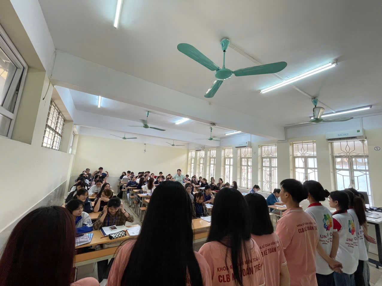 Có thể là hình ảnh về một hoặc nhiều người, mọi người đang học và bệnh viện