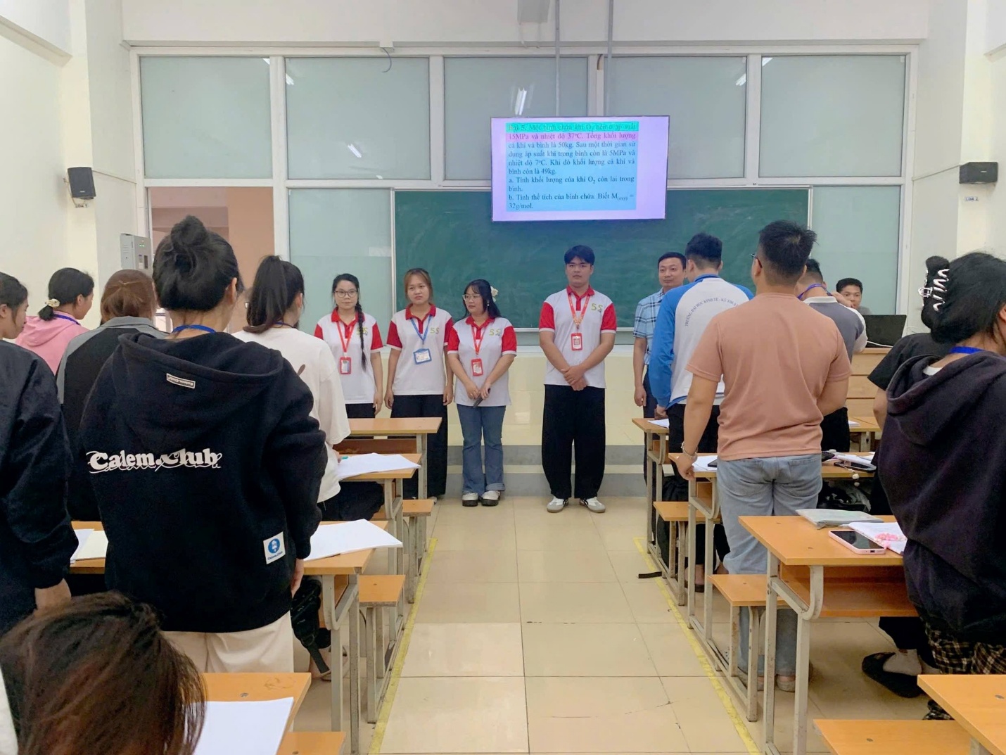 Có thể là hình ảnh về một hoặc nhiều người, mọi người đang học và văn bản