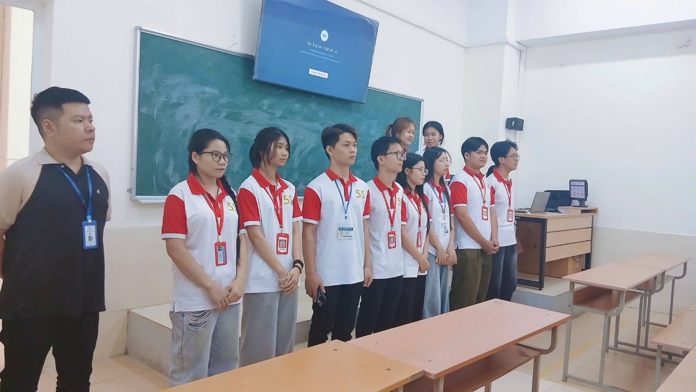 Có thể là hình ảnh về một hoặc nhiều người, mọi người đang học và văn bản