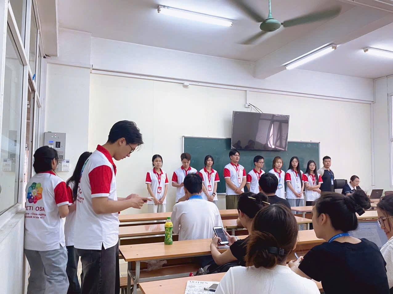 Có thể là hình ảnh về một hoặc nhiều người, mọi người đang học và văn bản
